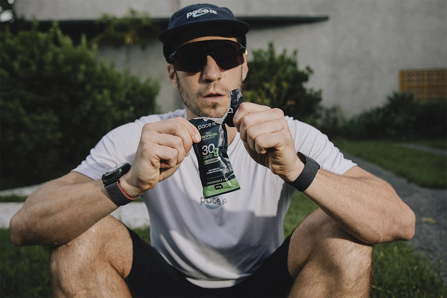 atleta consumindo gel de carboidrato durante prova de endurance