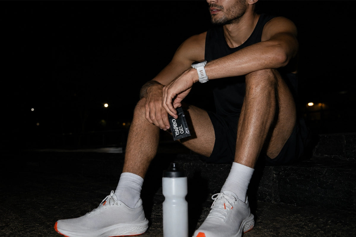 atleta segurando carbo gel pre treino