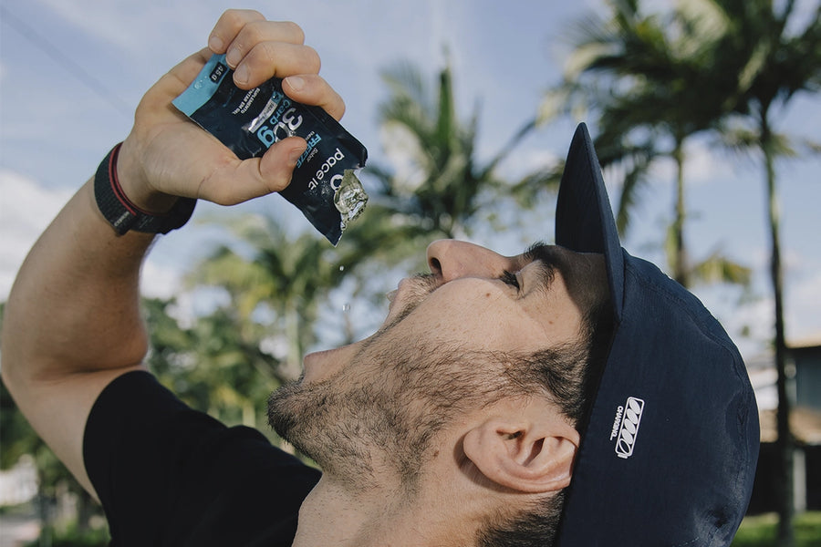 atleta consumindo gel de carboidrato durante treino de endurance