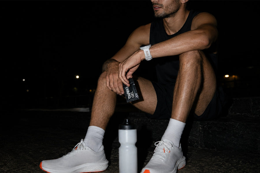 atleta segurando carbo gel pre treino